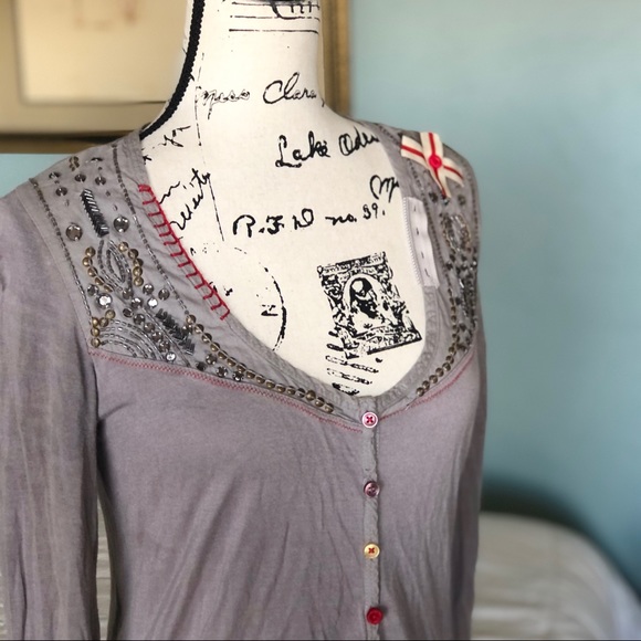 Unique Artsy Gray Ruffled Top - Picture 6 of 7